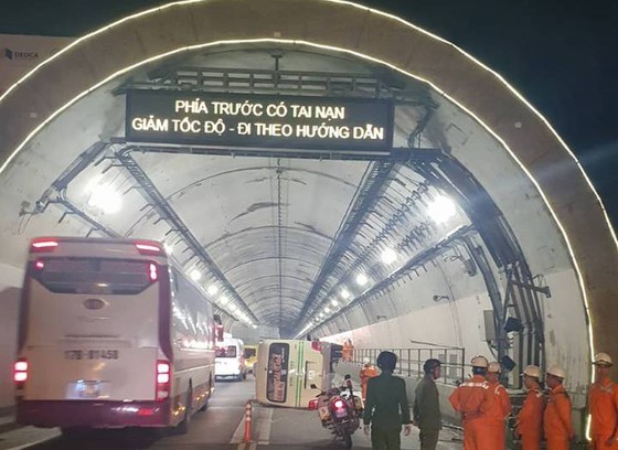 Lật xe khách trong hầm Hải Vân khiến 5 người bị thương ảnh 1