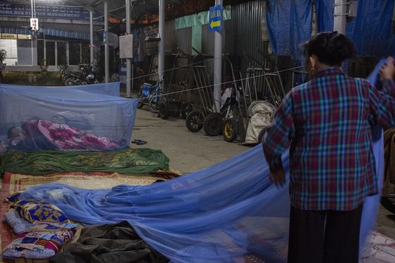 Nhọc nhằn phận nữ bốc vác tại chợ Đông Ba ngày giáp Tết ảnh 3