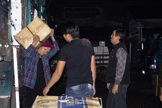 Nhọc nhằn phận nữ bốc vác tại chợ Đông Ba ngày giáp Tết ảnh 1