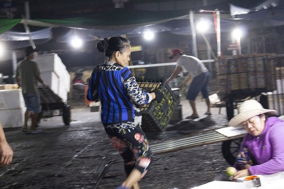 Nhọc nhằn phận nữ bốc vác tại chợ Đông Ba ngày giáp Tết ảnh 6