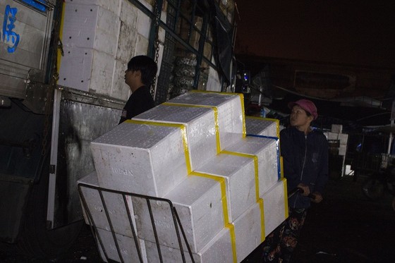 Nhọc nhằn phận nữ bốc vác tại chợ Đông Ba ngày giáp Tết ảnh 9