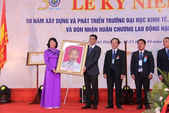Đại học Kinh tế Huế đón Huân chương Lao động hạng Nhất ảnh 1