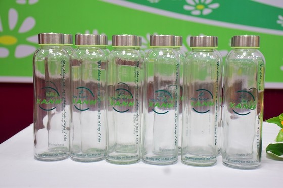 Thừa Thiên â Huế tiên phong dùng chai thá»§y tinh Äá»±ng nưá»c uá»ng cho các há»i nghỠảnh 2