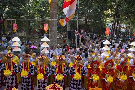 Hàng ngàn người đi bộ 4km rước Phật về cử hành Đại lễ Phật đản ảnh 1