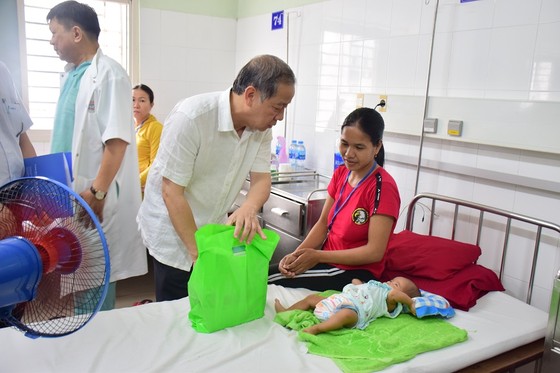 Chủ tịch UBND tỉnh Thừa Thiên – Huế đến từng giường bệnh tặng quà quốc tế thiếu nhi ảnh 2