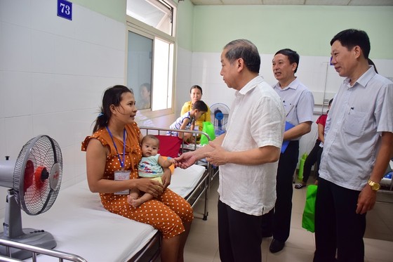 Chủ tịch UBND tỉnh Thừa Thiên – Huế đến từng giường bệnh tặng quà quốc tế thiếu nhi ảnh 3