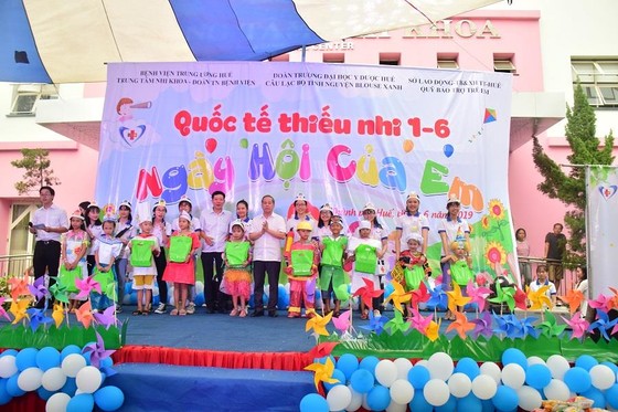 Chủ tịch UBND tỉnh Thừa Thiên – Huế đến từng giường bệnh tặng quà quốc tế thiếu nhi ảnh 4