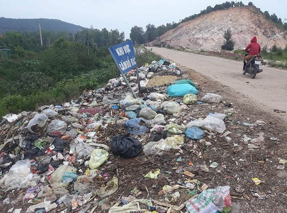 Vứt mẩu thuốc lá không đúng nơi quy định bị phạt từ 500.000 đồng đến 1.000.000 đồng ảnh 2