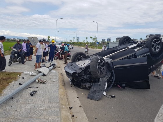 Tông cột điện, ô tô hiệu CR-V lật ngửa bụng khiến 2 người bị thương ảnh 1