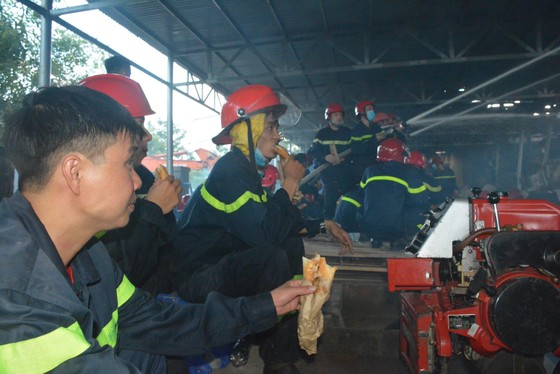 Nhai bánh mì, uống nước lọc cầm hơi cứu kho sợi 700 tấn hết cháy rồi lại cháy ảnh 5