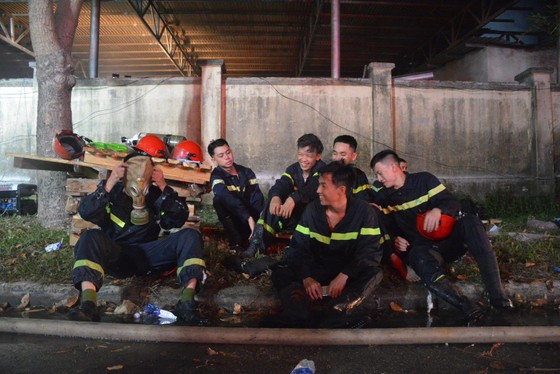 Nhai bánh mì, uống nước lọc cầm hơi cứu kho sợi 700 tấn hết cháy rồi lại cháy ảnh 13