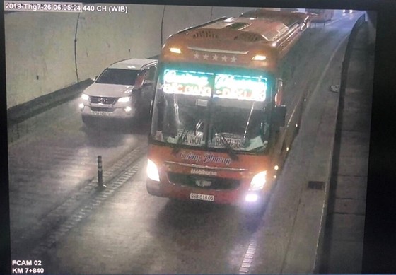 Tước giấy phép lái xe tài xế điều khiển ô tô giường nằm vượt ẩu trong hầm Hải Vân ảnh 2