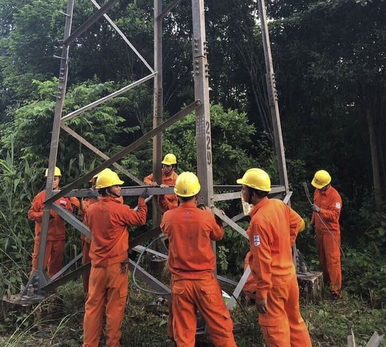 Trụ điện cao thế 110kV bị mất nhiều thanh giằng thép ảnh 1