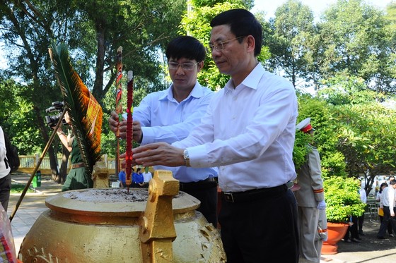 Bộ Thông tin - Truyền thông viếng căn cứ Trung ương cục miền Nam ảnh 1