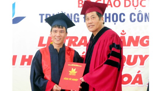 Đại học Công nghệ Miền Đông trao bằng Dược sĩ hệ chính quy khóa đầu tiên ảnh 1