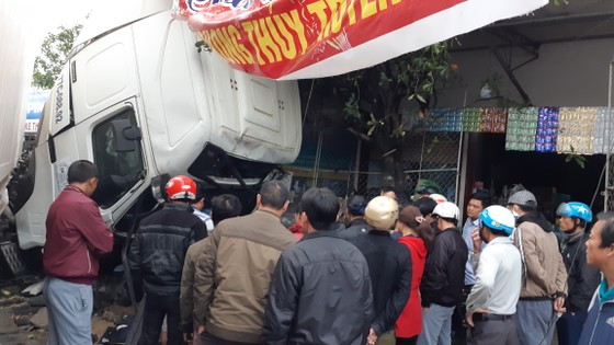 Va chạm giữa xe ô tô khách và xe container, ít nhất 3 người thương vong ảnh 3