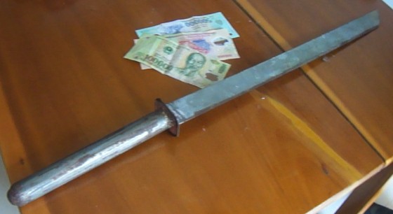 Bắt 4 đối tượng dùng kiếm chặn cướp tài sản của tài xế ô tô trên quốc lộ 1A ở Hà Tĩnh ảnh 2