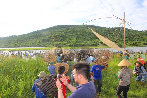 Người dân nô nức tham gia lễ hội đánh cá Đồng Hoa ở Hà Tĩnh ảnh 12