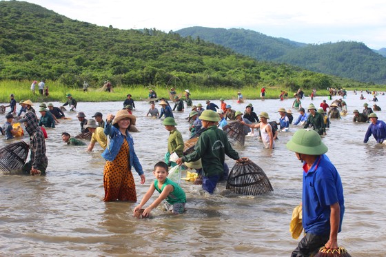Người dân nô nức tham gia lễ hội đánh cá Đồng Hoa ở Hà Tĩnh ảnh 6