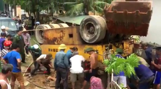 VIDEO: Xe lu bất ngờ lật úp khiến một người tử vong ảnh 2
