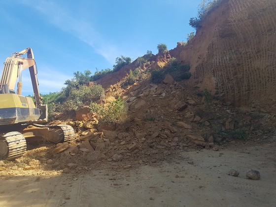 Sập mỏ, 2 xe tải bị vùi lấp cùng tài xế ảnh 11