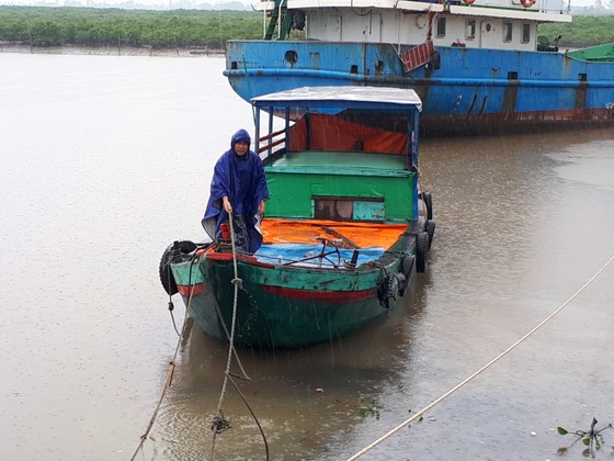 Người dân miền Trung hối hả "đón" bão số 3 ảnh 7