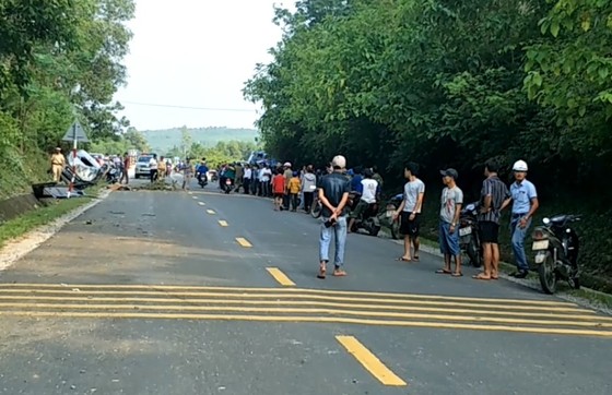 Ô tô lao xuống mương thoát nước, 2 người bị thương vong ảnh 2