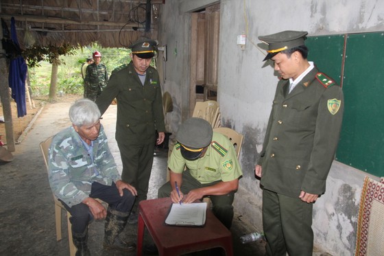 Thả 2 cá thể trăn gấm quý hiếm về môi trường tự nhiên ảnh 3