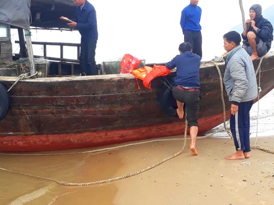 Phát hiện tàu cá có chữ nước ngoài trôi dạt vào bờ biển Hà Tĩnh ảnh 1