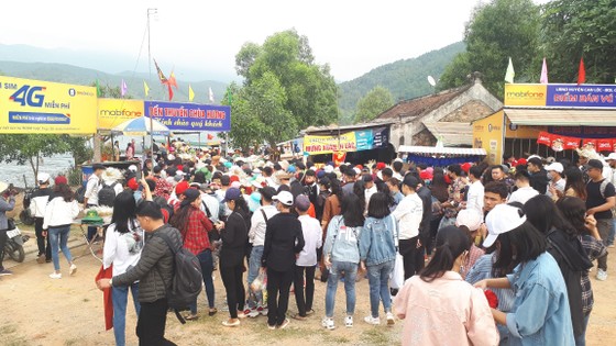 Ngày khai hội chùa Hương Tích thu hút đông đảo du khách ảnh 4