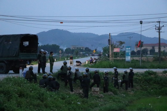 Đã bắt giữ được đối tượng ôm "hàng nóng" cố thủ nhiều giờ trong ô tô ảnh 10