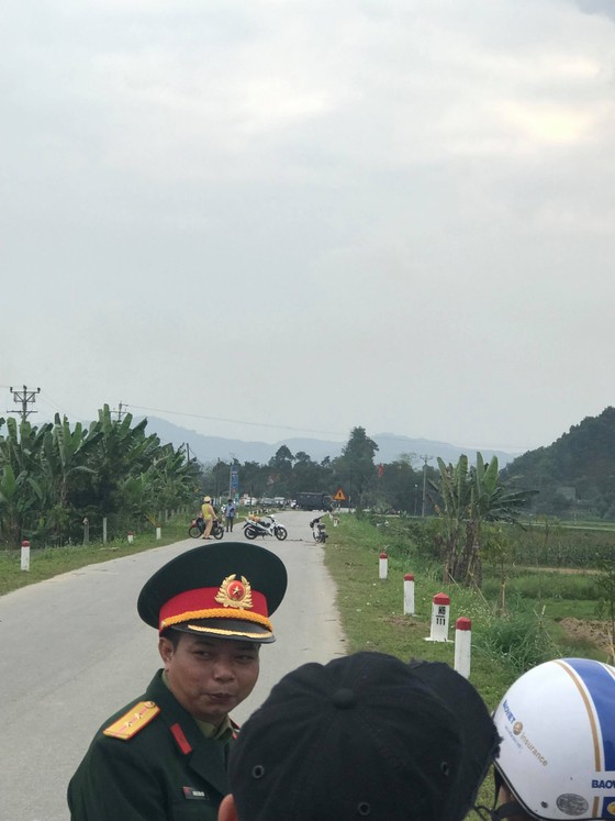 Công an đang vây ráp nhóm đối tượng đi ô tô bán tải ôm “hàng nóng” cố thủ ảnh 1
