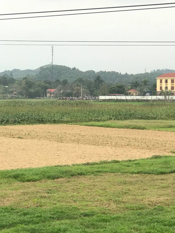 Công an đang vây ráp nhóm đối tượng đi ô tô bán tải ôm “hàng nóng” cố thủ ảnh 3
