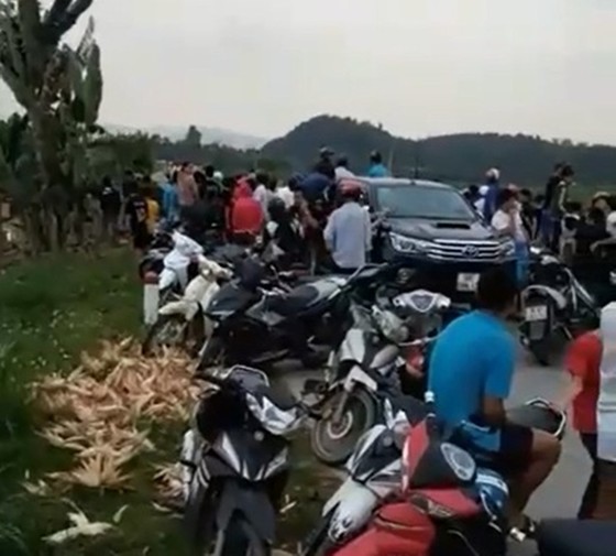 Công an đang vây ráp nhóm đối tượng đi ô tô bán tải ôm “hàng nóng” cố thủ ảnh 4