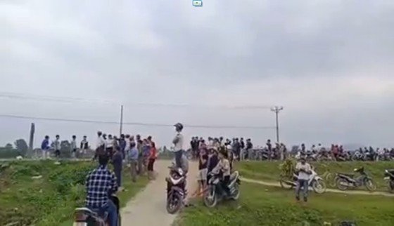 Công an đang vây ráp nhóm đối tượng đi ô tô bán tải ôm “hàng nóng” cố thủ ảnh 2