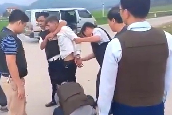 Vụ ôm súng cố thủ trong ô tô, thêm một đối tượng ra đầu thú sau khi lẩn trốn lên rừng ảnh 3