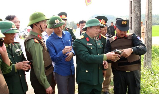 Tìm thấy khẩu súng ngắn, dao, lựu đạn của nhóm đối tượng cố thủ trong xe ô tô ảnh 1