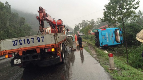 Xe khách né xe tai nạn, bị lật nghiêng, nhiều hành khách may mắn thoát nạn ảnh 3