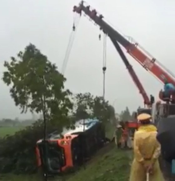 Xe khách né xe tai nạn, bị lật nghiêng, nhiều hành khách may mắn thoát nạn ảnh 4