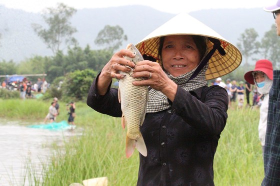 Hàng ngàn người dân nô nức tham gia lễ hội đánh cá "độc nhất" ở Hà Tĩnh ảnh 10