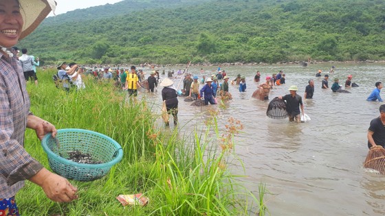 Hàng ngàn người dân nô nức tham gia lễ hội đánh cá "độc nhất" ở Hà Tĩnh ảnh 16