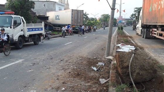 Xe container mất lái đâm vào nhà dân bên đường ảnh 2