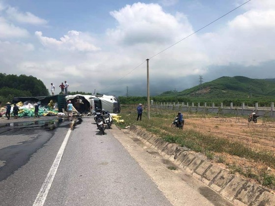 Ô tô đầu kéo chở hoa quả lật nghiêng, Quốc lộ 1 bị ách tắc nhiều giờ ảnh 2