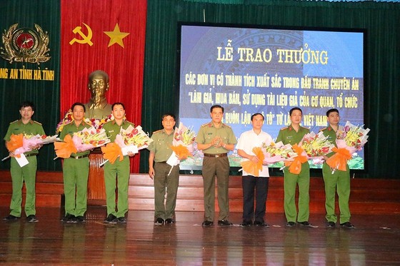 Triệt xóa đường dây làm, sử dụng tài liệu, con dấu giả và buôn lậu ô tô ảnh 2