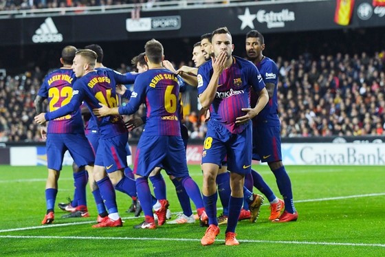 Valencia - Barcelona 1-1: Thoát chết trên Mestalla ảnh 1