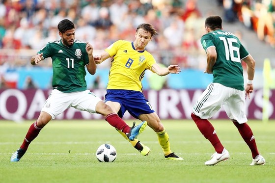 Mexico - Thụy Điển 0-3: Thua bất ngờ, Mexico hú vía vào vòng trong ảnh 1