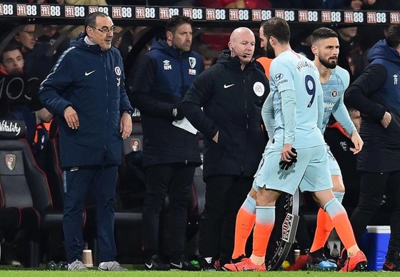 Có Higuain, Chelsea vẫn thua kỷ lục và mất tốp 4 ảnh 1