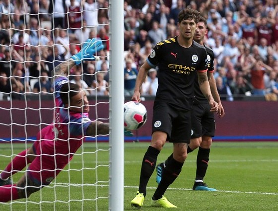 John Stones sau màn trở lại không thành công giờ phải nghỉ dài hạn. Ảnh: Getty Images