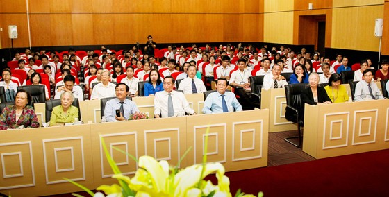 Trao học bổng Nguyễn Văn Hưởng năm 2017 cho 135 SV ngành y ảnh 4