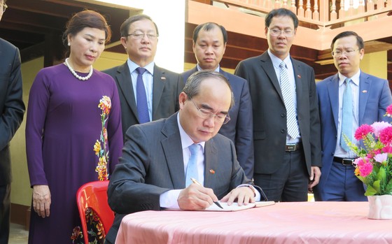 Bí thư Thành ủy TPHCM Nguyễn Thiện Nhân hội đàm với lãnh đạo tỉnh Savannakhet ảnh 2